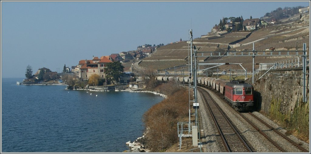 Vom letzten Sonntag gelernt und mich nun nicht mehr �berraschen lassen: Re 6/6 11614 mit dem  Spaghetti  Zug bei Rivaz am 4. M�rz 2012.