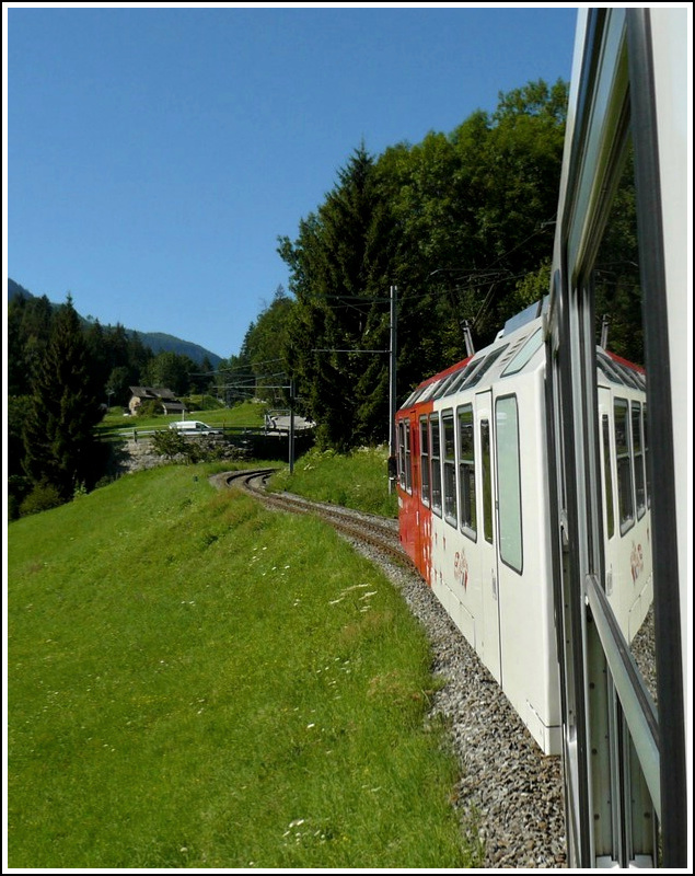 Von Martigny (CH) f�hrt die grenz�berschreitende Strecke des Mont-Blanc Express nach Saint-Gervais-Le Fayet (F). Diese Strecke hat in der Schweiz eine L�nge von 22 km und in Frankreich von 34 km. Der Streckenabschnitt Salvan - Les Mar�cottes ist mit einer Oberleitung versehen und der BDeh 4/8 Triebzug (SNCF Z 800) ist mit Zahnrad ausgestattet und kann deshalb die Steigung von 9 % auf der Schweizer Seite bew�ltigen. 03.08.2008 (Hans)