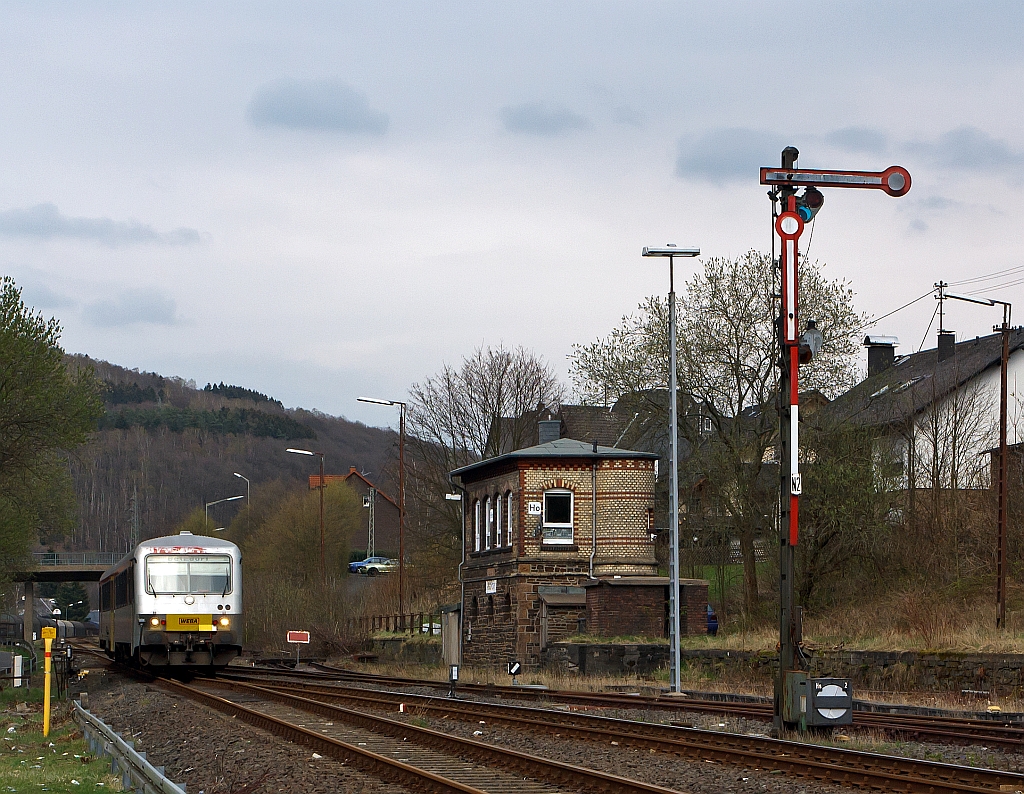 VT/VS 51 (BR 628.4) der Westerwaldbahn (WEBA) f�hrt als Ersatzverkehr f�r die Hellertalbahn, hier am 10.04.2012  kurz vor dem Bahnhof Herdorf in Richtung Betzdorf/Sieg. Der Trieb-/Steuerwagen wurden 1994 bei D�WAG unter den Fabrik-Nr. 91341/91342 gebaut.