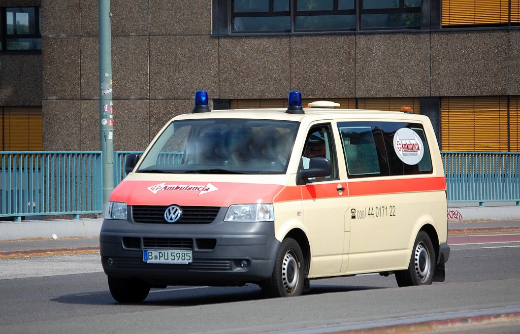 VW Krankentransportfahrzeug der Fa. Ambulancia aus Berlin, 19.07.13 Berlin-Putlitzbrcke.