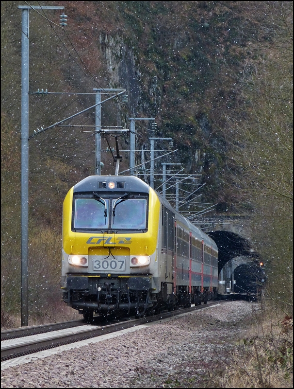 W�hrend einem kurzen Schneeschauer f�hrt der IR 116 Luxembourg - Liers der Ortschaft Michelau entgegen, nachdem er die beiden Tunnel (Burden, 534 Meter und Michelau, 291 Meter) hinter sich gelassen hat. 21.02.2013 (Jeanny)