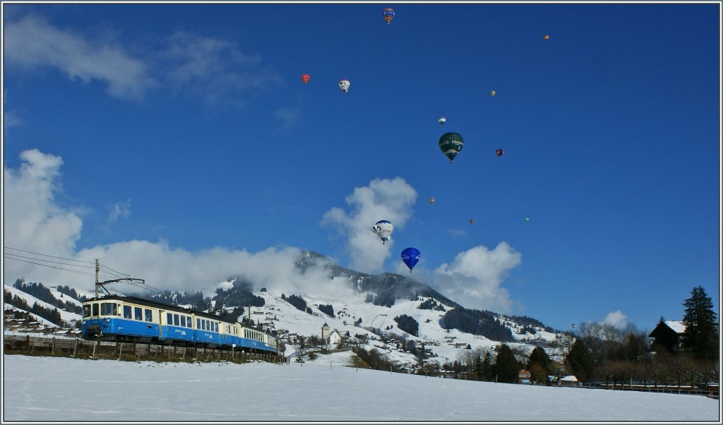 W�hrend der Himmel in Ch�teau d'Oex voller Ballone ist, f�hrt der MOB ABDe 8/8 mit Regionalzug 2221 in Richtung Montreux.
(28.01.2013) 