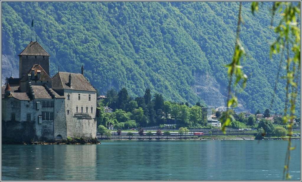 W�hrend ich auf Stefan wartete fuhr dieser IR hinter dem Ch�teau de Chillon vorbei in Richtung Brig.
(14.05.2013)