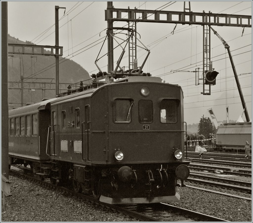 Während wir auf die Ae 6/8 wartet für überraschend der BLS Te 2/3 31 in Frutigen ein, so dass es leider nur zu einem nicht ganz gelungen Bild der klein Lok kam. 
29. Juni 2013