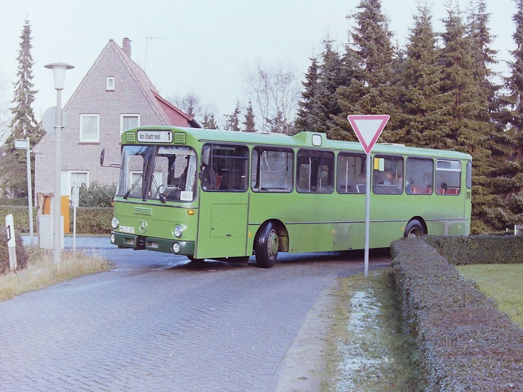 Wagen 100, HB-JC 357, Bj. 1983. Im November 1983 tauchte dieser Daimler Benz O 305 mit St�LB-Front im Oldenburger Fuhrpark auf. Der Bus war in dem damals �blichen Gr�n lackiert, die Innenausstattung entsprach dem aktuellen Standard, der Bus war mit Funk ausger�stet, die Zielschilder waren fest eingebaut und kaum ein Oldenburger Durchschnittsfahrgast wird auf das Kennzeichen geachtet haben. Der Bus, der hier am 22.11.83 von der Ammerlandstra�e auf die Linsweger Stra�e abbiegt, war n�mlich auf eine Daimler-Benz-Niederlassung in Bremen zugelassen und ...