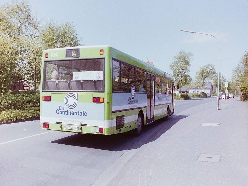 Wagen 104, OL-AW 961, EZ: 1992. Leider fehlt mir von diesem Bus die Fahrgestellnummer. F�r alle anderen Fahrzeuge des Baujahres 1992 konnte ich die Daten aus dem Internet ermitteln. So l�sst sich leider die Position des Busses in der Produktionsfolge dieser Zulassungsserie nicht festlegen. Die Aufnahme zeigt den Bus hier im Sommer 1992 in der Anfahrt zur stadtausw�rtsliegenden Haltestelle B�rgerbuschweg auf dem Scheideweg.
