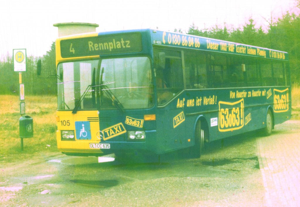 Wagen 105. ... zum ersten Mal in der Fuhrparkgeschichte von OVB Pekol und VWG fuhr nun ein Bus durch Oldenburg, der farblich in der Mitte geteilt war. Die Fahrerseite in dunklem Blau mit gelber Beschriftung, die T�rseite genau umgekehrt. Leider besitze ich keine eigenen Bilder von dem Bus. Dieses Foto mit unbekanntem Aufnahmedatum, wurde mir von der Firma AUTO GEERING, bzw. IHRE TAXENZENTRALE 63063, freundlicherweise zur Verf�gung gestellt. Vielen Dank daf�r ! Das Bild entstand an der Endstation der Linie 4 IM BROOK und der Bus mit den  zwei halben Vollwerbungen  war ohne Zweifel ein  Hingucker 