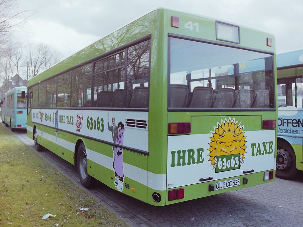 Wagen 105, OL-CC 635, EZ: 1992, FIN: WDB35700013067607. Die Firma IHRE TAXENZENTRALE 63063 hatte erstmals wenn auch nur kurzzeitig auf Wagen 42, einem MAN SL 200, EZ: 1980, geworben. Der hier abgebildete Bus ist der einzige Solowagen, der mir mit der urspr�nglich vergebenen Wagennummer, hier die 41, vor die Linse kam. Die Aufnahme zeigt ihn im M�rz 1992 auf dem Betriebshof in der Alexanderstra�e.
