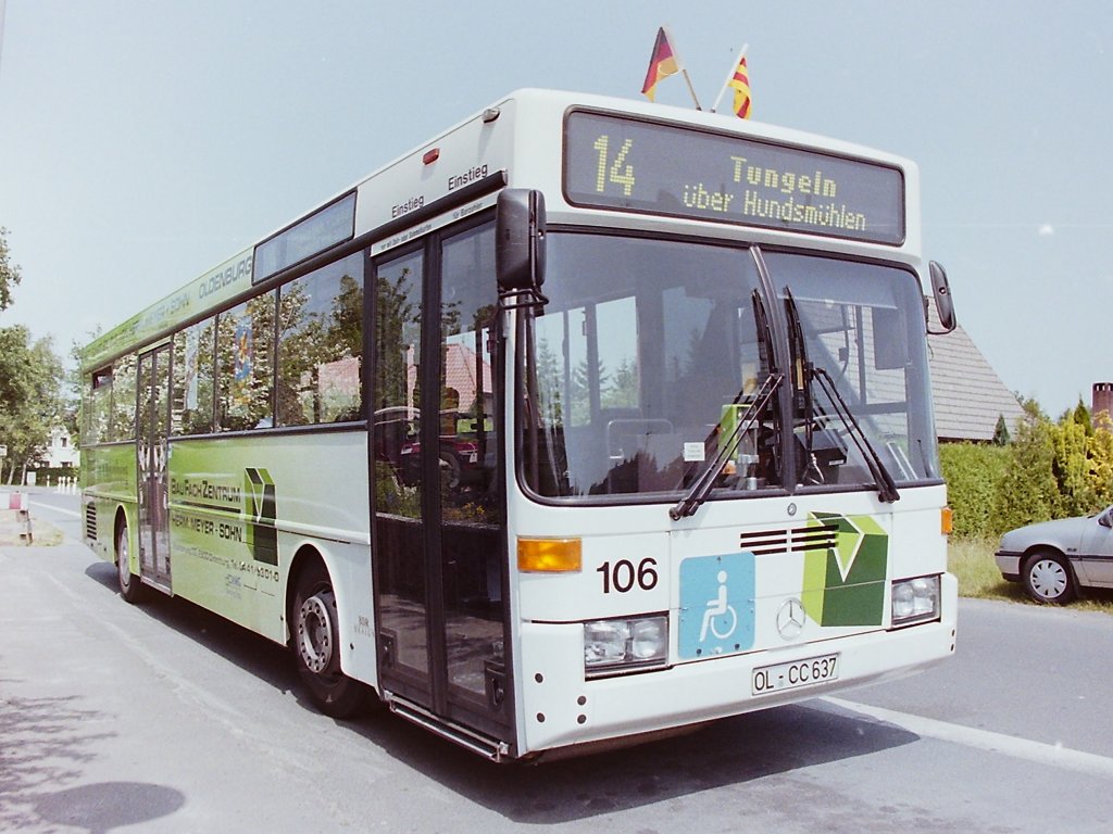 Wagen 106. ... w�re die Wagennummer in dem Gr�nton des Hecks gewesen, aber man kann nicht alles haben. Die Bilder entstanden im Sommer 1992 an der Endstation der Linie 14 in OFENERDIEK.