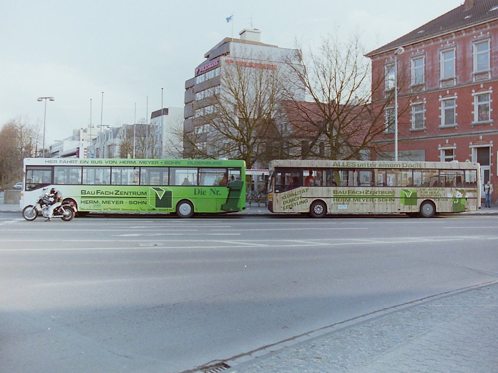 Wagen 106. Im April 1993 erwischte ich beide Busse mit HERM. MEYER & SOHN-Werbung zuf�llig am Lappan Nord. Leider huschte mir der Motorradfahrer noch ins Bild, trotzdem eine seltene Aufnahme der beiden Fahrzeuge hintereinander.
