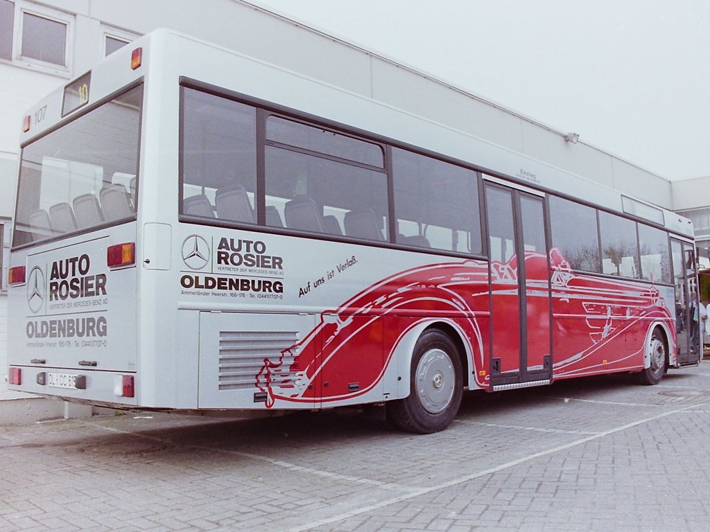 Wagen 107. Diese Aufnahme von der anderen Seite zeigt den Bus auf dem Gel�nde des Autohauses ROSIER an der Ammerl�nder Heerstra�e, wo der Bus im Rahmen einer Mercedes-Premiere ebenfalls vorgestellt werden sollte. Der Bus behielt diese auff�llige Lackierung offensichtlich die ganze Dienstzeit �ber, denn an seinem sp�teren Einsatzort in Russland war er immer noch silber : http://fotobus.msk.ru/vehicle/131788/
