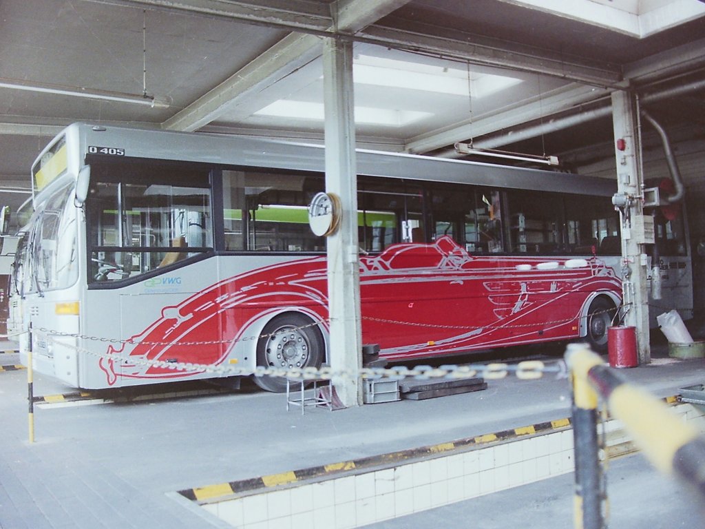 Wagen 107, OL-CC 615, EZ: 1992, FIN: WDB35700013067572. Nachdem ein Jahr zuvor das Daimler-Benz-Autohaus VOLKER BRAASCH einen Bus in Vollwerbung pr�sentiert hatte, zog nun das aufstrebende Autohaus ROSIER nach. Nat�rlich beherrschte auch hier der kleine Krieg um die Marktposition in Oldenburg das Geschehen und so kam dieser Bus mit einer noch nie dagewesenen silbernen Lackierung und einem in rot aufgebrachten Mercedes Benz Cabriolet daher. Respekt ! Premiere hatte in diesem Zusammenhang auch das transparente Firmenschild der VWG, dass hier v�llig untypisch unter dem Fenster des Fahrers angebracht ist. Die Aufnahme entstand kurz nach der Fertigstellung der Werbung im M�rz 1992 in einer Werkstattbox im Depot der VWG.

