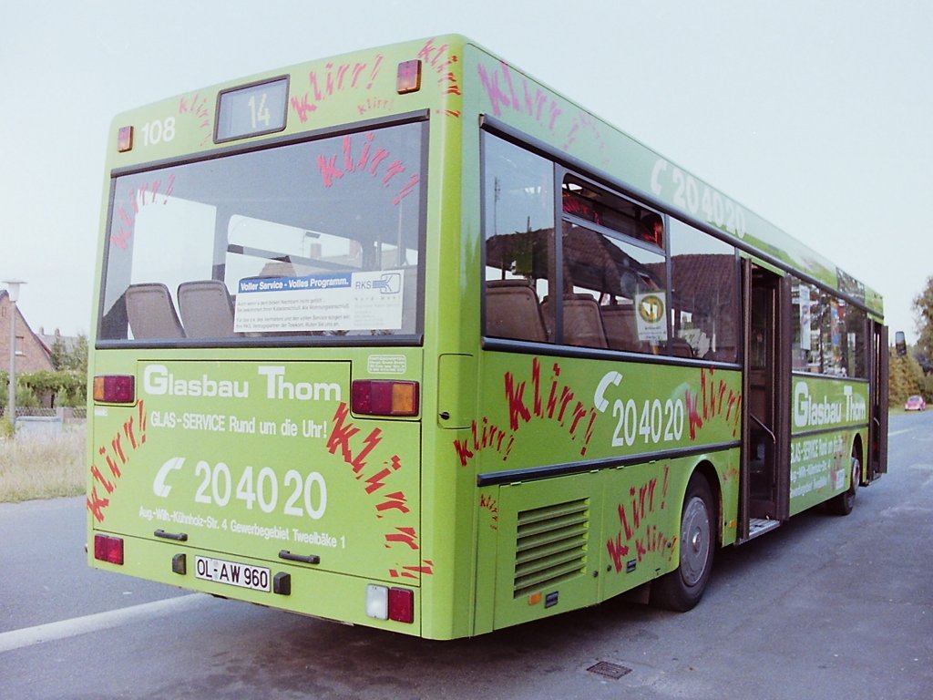 Wagen 108. Hier der Bus an derselben Stelle im Juli 1992, nun fertig lackiert. �hnlich wie 1980 bei Wagen 48, der f�r BURMEISTER-Immobilien Werbung fuhr, hatte der Bus keine Werbebande erhalten und die Beschriftung war in wei� auf den in Firmenfarbe lackierten Bus aufgetragen worden. Allerdings hatte die Firma GLASBAU THOM �berall in knalligem Rot und in gesplitterter Schriftform das Wort  Klirr  in allen erdenklichen Gr��en auf die nicht mit sonstiger Beschriftung versehenen Fl�chen angebracht.