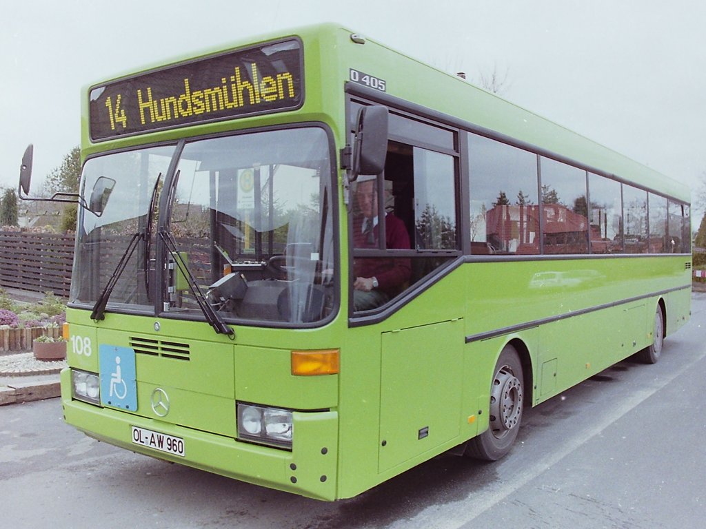 Wagen 108, OL-AW 960, EZ: 1992, FIN: WDB35700013067633. Drei Fakten zu diesem Bus vorweg : 1. Er war, das l�sst sich am Kennzeichen zweifelsfrei festmachen, der erste Bus der 1992 zugelassen wurde. 2. Auch er trug vorher eine andere Wagennummer, daran erinnere ich mich. Nur welche ist mir leider entfallen. 3. Der Bus sollte Nachfolger f�r den Wagen 50 werden, der als Oldenburger Kinderbus weiter Dienst tun sollte. Aber warum fehlen bei diesem Wagen die sonst �blichen wei�en Anteile der Lackierung ? 