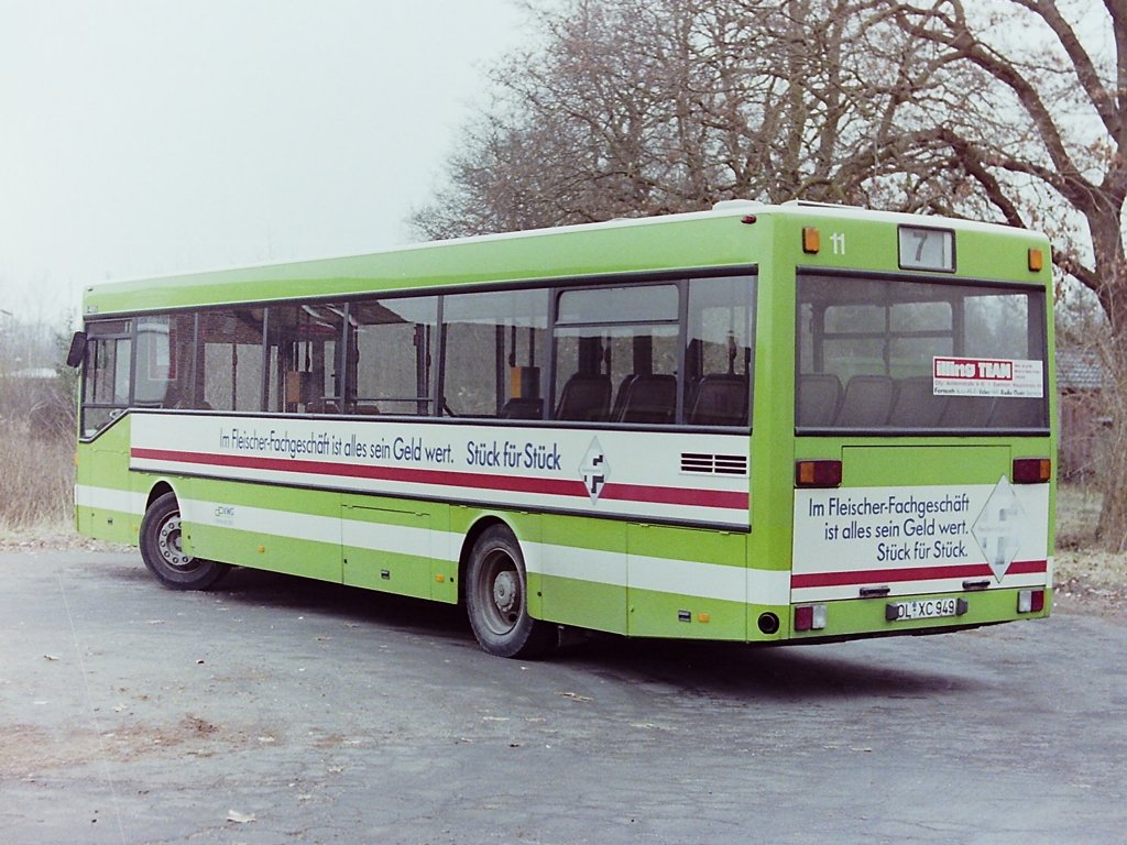 Wagen 11. Hier der Bus nochmal von der anderen Seite, die auch einen Blick auf das Heck erlaubt. Alle acht 1987 angeschafften Busse ersetzen in der richtigen Reihenfolge die Wagen 19 bis 26. Die FLEISCHER-GILDE ging aber zur�ck zu den Anf�ngen und pr�sentierte sich �hnlich wie auf der ersten Lackierung von Wagen 19 (siehe LINK). Allerdings mit dem selben Problem. Die Beschriftung wurde �berdurchschnittlich abgenutzt. Dieses Bild, das zwei Jahre nach der Zulassung in der Kehre der Endstation der Linie 7 in DRIELAKE entstand zeigt deutlich die Spuren der Waschanlage auf der Heckklappe. >> http://pekol-busse.startbilder.de/name/einzelbild/number/148914/kategorie/Neueste.html  <<