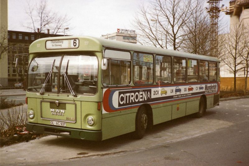 Wagen 117, OL-AC 937, EZ: 1971. Im M�rz 1981 machte Werner Striepling diese Aufnahme von Wagen 117. Der Bus steht im Bundesbahnweg. Die auff�llige Werbung f�r den Citr�en H�ndler MUNDERLOH in der Kreyenstra�e trug der Bus seine gesamte Dienstzeit �ber. Im Herbst 1981 wurde der Bus durch Wagen 53 ersetzt.