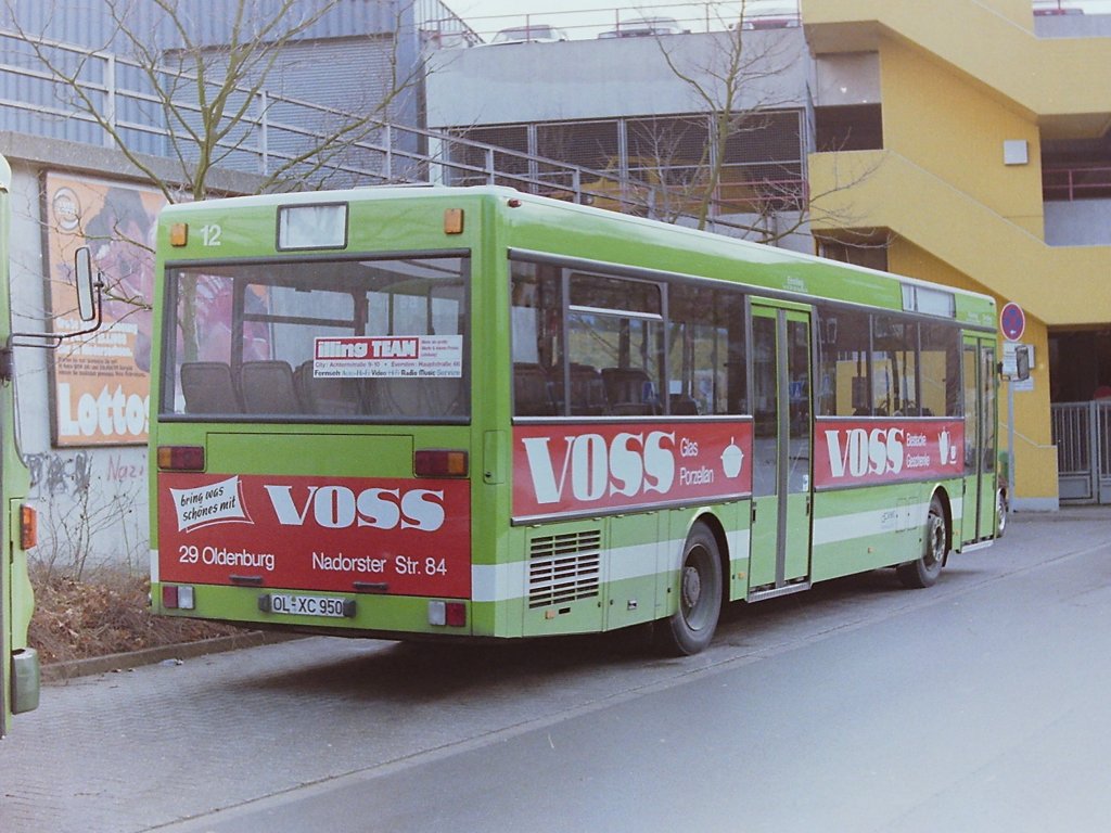Wagen 12. Da ich den Vorg�nger, Wagen 20, etwas vernachl�ssigt habe, hier der Bus noch einmal von der anderen Seite. Aufgenommen im Bundesbahnweg, im Oktober 1987. Die VWG gab den Bus zum 01.02.1999 an die WOLTERS Bustouristik. Als Wagen 443, Kennzeichen OL-YE 443, war er noch bis zum 15.10.2003 in Oldenburg im Liniendienst und wechselte dann nach Stuhr. Im Kreis Diepholz war der Bus unter der Nummer 494 mit dem Kennzeichen DH-ZD 494 unterwegs. (Quelle : http://www.student.uni-oldenburg.de/bjoern.kesting/noa/noa35.pdf ).