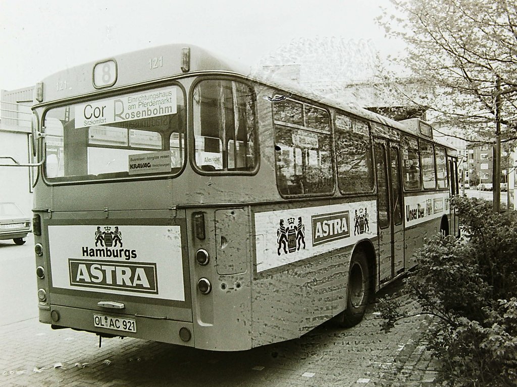 Wagen 121, OL-AC 921, EZ: 1971. Der zweite Bus mit ASTRA-Werbung, aufgenommen im Mai 1982 im Bundesbahnweg. Das Negativ wurde leider bei der Entwicklung besch�digt, trotzdem ist der wesentliche Teil, die Gestaltung des Hecks gut zu erkennen. Im Gegensatz zu Wagen 119, der aus der gleichen Serie stammt, sind bei diesem Bus die oberen Blinker am Heck senkrecht und nicht waagerecht angebracht.