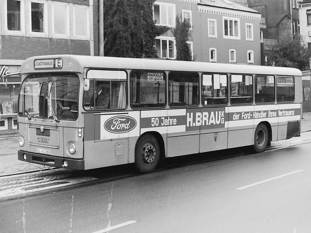 Wagen 125, OL-AC 865, EZ: 1973. Im Jahr 1972 hat MAN die Typenbezeichnung f�r ihre Variante des Standardlinienbus Typ I umgestellt. Aus dem 750 HO-SL wurde der SL 192. Nachdem 1972 nur Gelenkbusse gekauft wurden erg�nzte Pekol nun den Fuhrpark um zehn Solowagen dieses Typs. Augenscheinlichste Ver�nderung zu den Bussen der Baujahre 1970 und 1971 waren die fehlende Typenbezeichnung im K�hlergrill, die fehlenden Eckfenster im Fahrzeugheck und nun vorhandene Nebelscheinwerfer in der vorderen Sto�stange. Die Aufnahme zeigt Wagen 125 am 04.10.81 am Stadtmuseum West.
