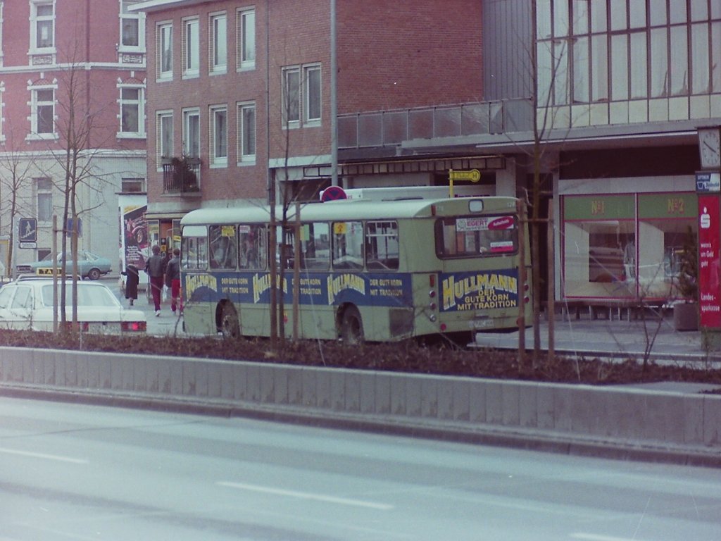 Wagen 126, OL-AC 866, EZ: 1973. Die Wagen 125 bis 134 wurden bei Pekol die  Dortmunder Serie  genannt. Die Fahrzeuge waren urspr�nglich f�r die st�dtischen Busbetriebe in Dortmund produziert worden. Aus diesem Grund war die Innenausstattung zum Teil in anderen Farben gestaltet. Die Busse hatten z.B. bei der Auslieferung rote Haltstangen. Sp�ter wurden f�r den Betrieb in Oldenburg nachtr�glich Haltestangen in der bei Pekol �blichen Farbe einger�stet. Dieses Bild von Wagen 126 entstand im M�rz 1983 auf der Reserveposition am Stadtmuseum West.