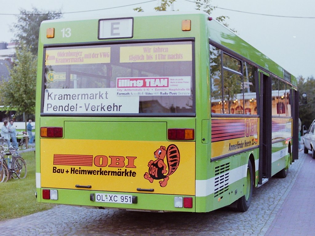 Wagen 13. Am Heck war nach wie vor ausreichend Platz, man verzichtete aber auch hier auf das beidseitige Anbringen der Wagennummer. Mit Wagen 13 trennte sich OBI endg�ltig von der auf Wagen 21 im Jahr 1977 eingef�hrten  W�lkchenwerbung . Die Aufnahme, auch vom 26.09.87, zeigt aber auch sehr gut das gro�e, tief nach unten gezogene Heckfenster, das jetzt die gleiche H�he wie die Seitenfenster hat und die breite, aber daf�r nicht mehr so hohe Motorklappe.