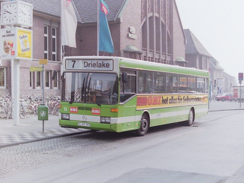 Wagen 13. Sp�ter wurde auch an diesem Bus die Frontwerbung nachtr�glich angebracht. Der Wagen steht hier , aufgenommen im September 1990, am Hauptbahnhof. Insbesondere auf den Linien 7 und 9 war die elektrische Transparentverstellung nat�rlich f�r die Fahrer von Vorteil, da sie jetzt am Hauptbahnhof nicht mehr durch den Bus laufen mussten, um die Schilder von Hand zu drehen.