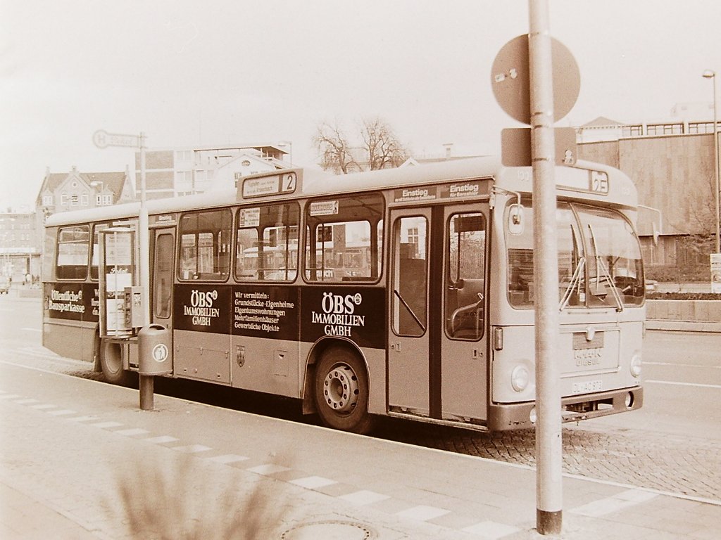 Wagen 133, OL-AC 873, EZ: 1973. Wei�e Schrift auf schwarzem Grund. So pr�sentierte sich die �BS zun�chst auf diesem Bus. Bereits 1976 wurde Wagen 13 mit schwarzer Schrift auf gelbem Grund ins Liniennetz geschickt. Erst Anfang 1983 wurde die Lackierung auf diesem Bus ge�ndert. Dieses Foto entstand im November 1982 am Stadtmuseum West.