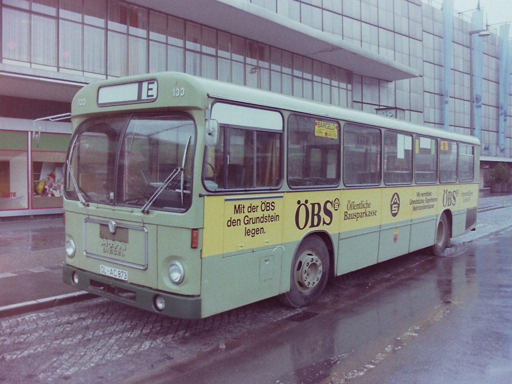 Wagen 133, OL-AC 873, EZ: 1973. Urspr�nglich hatte ich geplant hier von jedem Bus nur ein Foto zu ver�ffentlichen. Da mich nun doch die eine oder andere Mail erreicht hat und das Interesse wohl doch gr��er ist, als ich zun�chst erwartet hatte, werde ich bevor ich mit dem Jahrgang 1983 fortfahre hier zun�chst die ausgelassenen Bilder der Busse von 1970 bis 1981 nachholen. Hier steht Wagen 133 am 11.04.83 mit der neuen Version der �BS-Werbung - wieder mal - auf der Reserveposition am Stadtmuseum West.