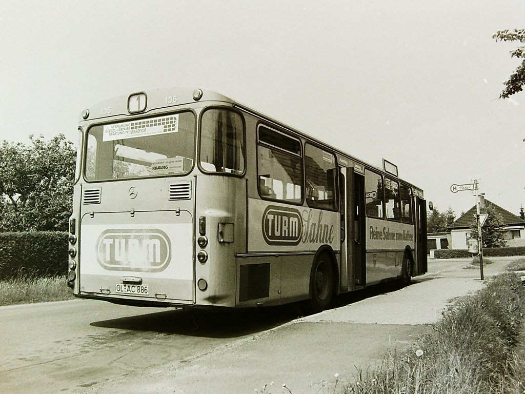 Wagen 136, OL-AC 886, EZ: 1974, FIN: 30700013001877. Diese erste Lackierung des Busses hatte, wie auf dem Foto vom 11.06.82 gut zu sehen ist, schon ganz sch�n gelitten. Noch im selben Monat wurde der Bus dann umlackiert und erhielt die zweite Version der TURM-Werbung. Der Bus steht hier an der Endstation der Linie 1 AM STADTRAND.