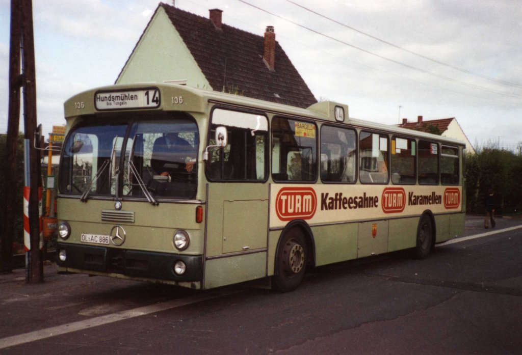 Wagen 136, OL-AC 886, EZ: 1974. Auch Wagen 136 hatte ich mit der ersten Version der TURM-Werbung bislang nur in s/w gezeigt. Hier nun eine Farbaufnahme aus dem Mai 1980. Der Bus steht an der Endstation der Linie 14 in OFENERDIEK. Die Endstelle lag damals in der Stra�e Am Strehl, direkt vor der dortigen Kneipe STREHLSCH�NKE. Auf dem Bild sch�n zu erkennen sind die damals noch �blichen h�lzernen Strommasten, die in den 80er Jahren nach und nach aus dem Strassenbild verschwanden. Auch Wagen 136 hatte zum Zeitpunkt dieser Aufnahme bereits Karosseriearbeiten �ber sich ergehen lassen m�ssen. Die horizontale Strebe unter dem Fenster des Fahrers und der hellere Farbton des Bleches darunter zeugen von diesen Ausbesserungsarbeiten. 