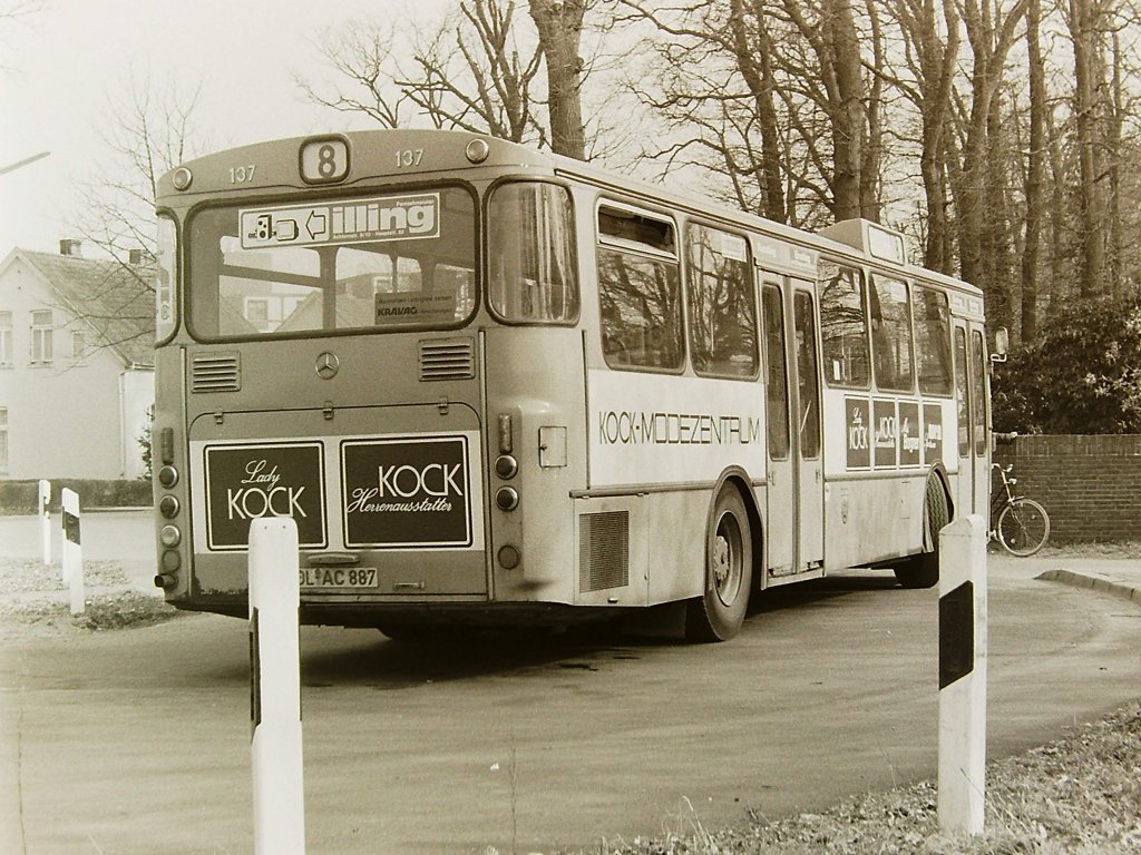 Wagen 137, OL-AC 887, EZ: 1974. Das Bild zeigt den Bus im M�rz 1982 mit seiner ersten Werbung f�r das KOCK-MODEZENTRUM in der Wendeschleife der Endstelle ELLERNBROK im Johann-Justus-Weg. Im selben Jahr wurde der Bus umlackiert und trug bis zum Ausscheiden Werbung f�r die Firma B�SE-LKW SERVICE. Neben einer h�heren Motorleistung und einer Ger�uschkapselung, vielleicht ausschlaggebend f�r die Entscheidung wieder Busse aus dem Hause Daimler Benz zu kaufen, besa�en die Busse Antriebsachsen mit Au�enplanetengetriebe. Dies f�hrte ab einer gewissen Geschwindigkeit zu einem auff�lligen sirenenartigen Ger�usch, welches das Herannahen eines O 305 zweifellos ank�ndigte.