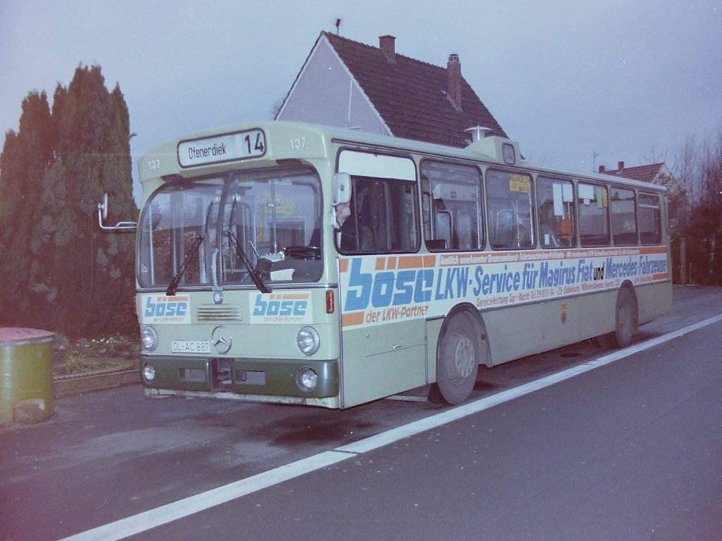 Wagen 137, OL-AC 887, EZ: 1974, aufgenommen am 21.12.82 an der Endstation der Linie 14 OFENERDIEK. Die Werbung f�r die Nutzfahrzuegwerkstatt B�SE war die letzte Lackierung.