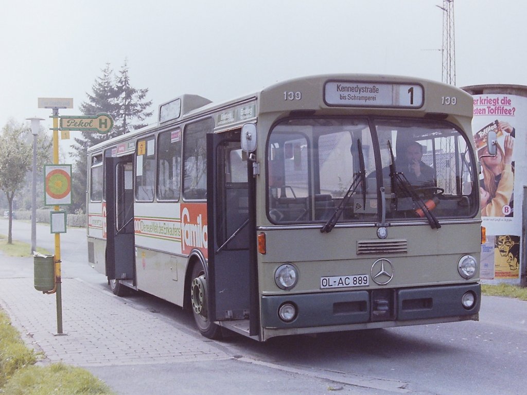 Wagen 139, OL-AC 889, EZ: 1974. Der Bus war zun�chst mit Werbung f�r Tebbenhof-Weizenkorn im Einsatz. 1977 erhielt der Bus diese Lackierung und fuhr bis zu seinem Ausscheiden im Jahr 1985 Werbung f�r FAMILA. Diese Aufnahme zeigt das Fahrzeug im September 1984 an der Endstelle AM STADTRAND der Linie 1 in der Leuchtenburger Stra�e.