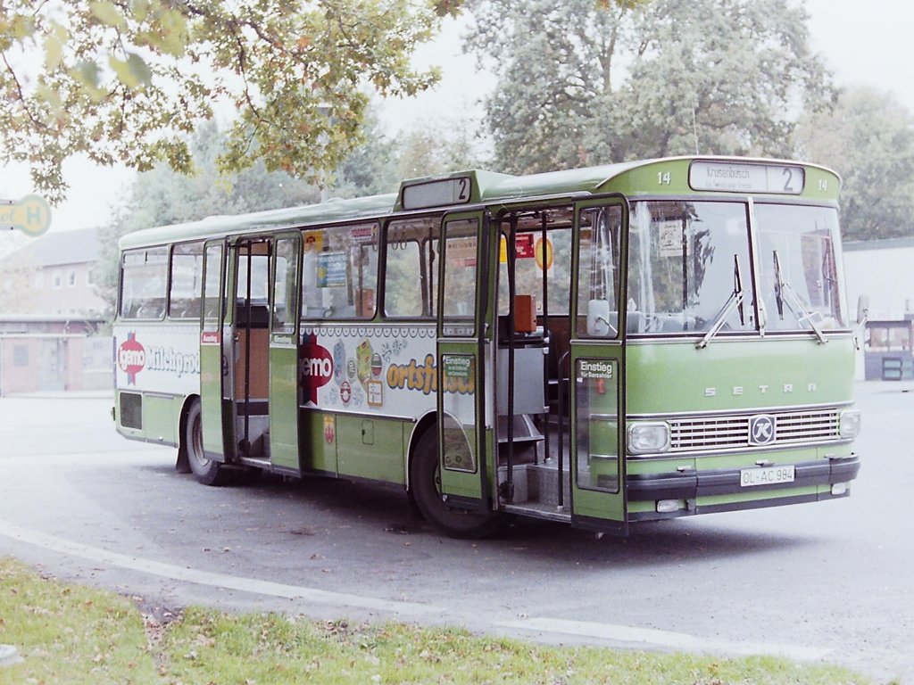 Wagen 14. Auf dieser Aufnahme steht der Bus in H�he der HvT-Kaserne an der B�mmersteder Tredde. Der Unterschied zur restlichen Lackierung ist deutlich zu erkennen. Die Setra waren eher selten auf der Linie 2 eingesetzt, in diesem Fall hatte der Fahrer, Hans-Joachim Luckau, sich den Bus selber ausgesucht. Im seitlichen Zielfenster konnte daher der Streckenverlauf nicht eingedreht werden. Das Bild bietet die M�glichkeit auf weitere bauartbedingte Besonderheiten hinzuweisen. Die ge�ffneten T�ren lassen einen Blick auf den Inneraum zu. Die Setra hatten zwar nur eine Stufe, die war aber daf�r im Vergleich mit den gem. V�V-Lastenheft konstruierten Bussen des Typ SL I sehr hoch. Die T�ren klappten beim �ffnen nicht nach innen, sondern - wie auch bei Reisebussen - nach au�en und dann zu den Seiten. Manchem Fahrgast, der es nicht abwarten konnte, kam die T�r beim �ffnen schon mal bedenklich nah.