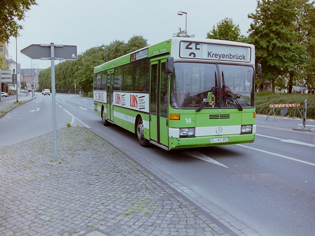 Wagen 14. Aus dem Jahr 1992, leider ohne genaues Datum, stammt diese Aufnahme. Der Bus war auf der Moslestra�e in einen kleinen Rempler verwickelt und wurde von der Linie genommen. Die Transparente wechseln gerade von der Linie 7 auf die neutrale Anzeige. Zu den Zeiten, als dies noch per Hand gemacht werden musste haben die Fahrer oftmals die Transparente so verdreht, dass die Anzeigen so wie auf diesem Bild einfach zwischen den Linien standen. Der Schaden am Bus ...
