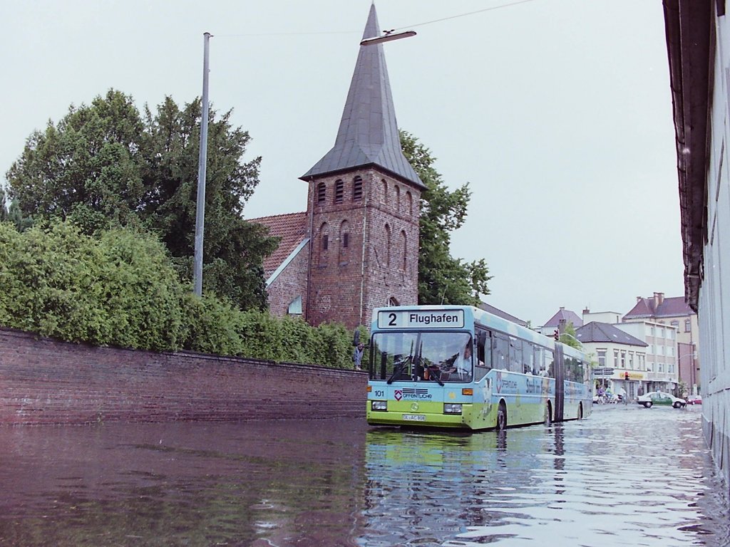 Wagen 141. Land unter hie� es mal wieder, im Juli 1992 nach einem heftigen Sommergewitter, in der Alexanderstra�e zwischen Gertrudenfriedhof und der RENAISSANCE. Die Polizei sperrte nat�rlich f�r den PKW-Verkehr die Durchfahrt, die Linienbusse durften aber langsam an das andere Ufer fahren. So entstand ...