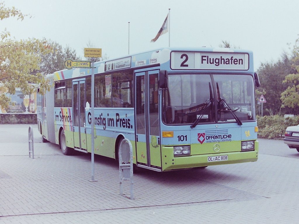 Wagen 141, OL-AC 808, Bj. 1988, FIN: WDB35720013055308. Da war er nun : Der erste Gelenkbus des neuen Standardlinienbus Typ II. Ein bunter auff�llig lackierter Daimler Benz O 405 G, und wie die Wagen 19 bis 24 auch, am 23.08.1988 zugelassen. 