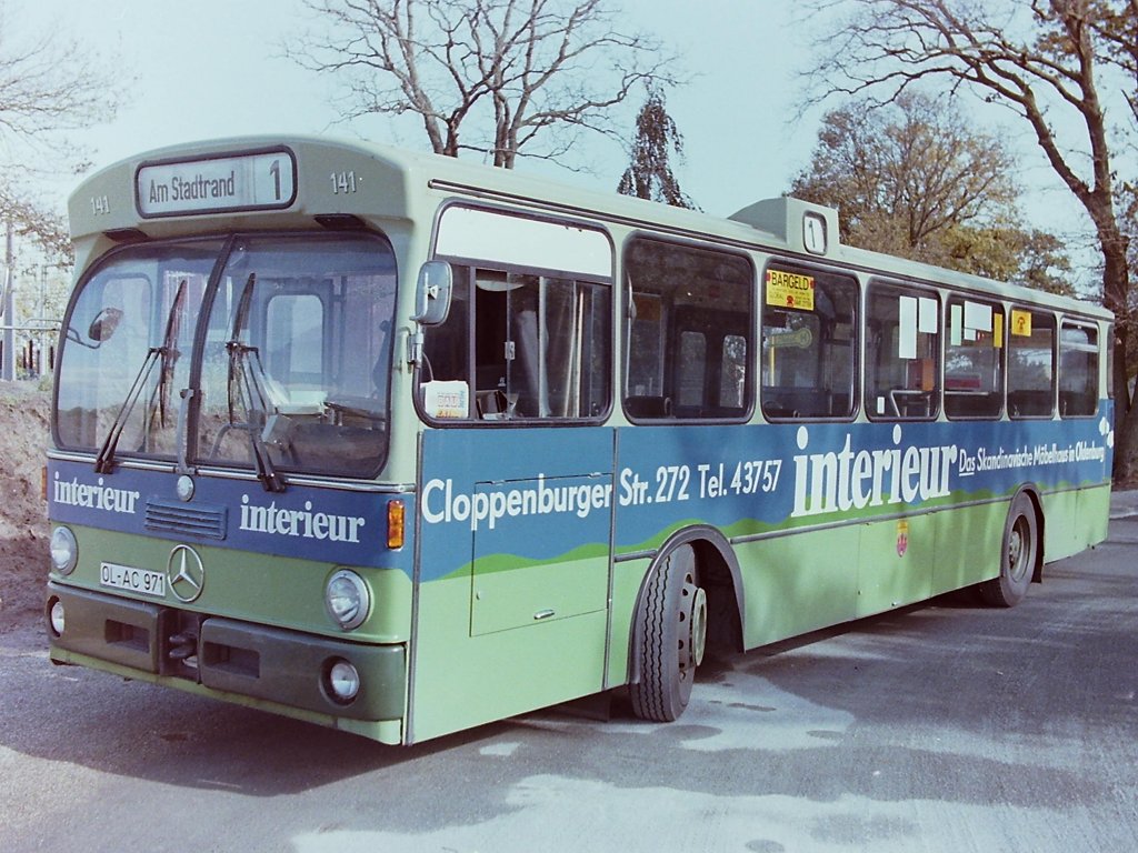 Wagen 141, OL-AC 971, EZ: 1974. Der Bus fuhr zun�chst Werbung f�r die Gastst�tte GRAF-ANTON-G�NTHER, ehe er sp�ter die auf dem Bild zu sehende Lackierung erhielt. Mir konnte niemand erkl�ren warum der untere Teil der Karosserie die dunkelgr�ne Farbgebung hatte. Vielleicht ein Versuch, wie das neue Gr�n an einem Bus tats�chlich wirkt ? Das Bild entstand am 21.10.83 an der Endstation EVERSTEN der Linie 1 im oberen Teil des Osterkampsweg.