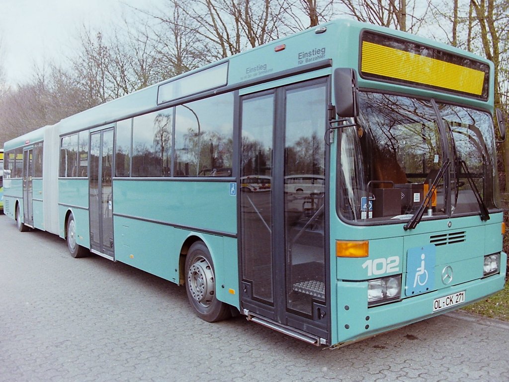 Wagen 142. ... die ersten Gelenkbusse in Oldenburg wurden Anfang der 60er Jahre angeschafft. Es handelte sich um Fahrzeuge des Typ HS 160 USL-G des Herstellers Henschel. Die f�nf neuen Busse erhielten die Wagennummern 171 bis 175. Einer von ihnen, Wagen 172, erhielt auch schon Werbung f�r CARL WILH. MEYER. Die folgenden Solowagen bekamen dann zun�chst Wagennummern von 176 an aufsteigend. 1967 folgte ein zus�tzlicher Gelenkbus, ein 890 UG-M 16A. Ein auf dem Metrobus von MAN basierender, bulliger und wenig geliebter, von den Fahrern  Panzer  genannter Wagen. Jetzt entschloss man sich dazu die Gelenkbusse absteigend zu nummerieren und gab dem Fahrzeug die Nummer 170. Dieses Prinzip wurde in den folgenden Jahren fortgesetzt. Da die Anzahl der Gelenkbusse relativ gering im Verh�ltnis zu den Solowagen war, setzte man diese Praxis bis in das Jahr 1983 fort. Die h�chste Wagennummer bei den Solowagen war inzwischen die Betriebsnummer 150, die niedrigste Nummer bei den Gelenkbussen die 157. Da man aber bereits 1976 bei der Nummerierung der Solowagen wieder mit  11  begonnen hatte, h�tte man die absteigende Nummerierung der Gelenkbusse auch fortsetzen k�nnen. Aber warum �berhaupt getrennte Nummern f�r Solowagen und Gelenkbusse. Theoretisch h�tte man die wenigen Gelenkbusse ja auch in die fortlaufende Nummerierung der Solowagen einbauen k�nnen. Nun, die Stellpl�tze der Busse auf dem Betriebsgel�nde folgten einer bestimmten Reihenfolge. Die Gelenkbusse hatten aber in den engen Hallen der OVB Pekol in der Alexanderstra�e zu wenig Platz zum Rangieren und wurden deshalb, wie auch auf diesem Bild zu sehen, immer am s�dlichen Rand des Au�engel�ndes abgestellt. Und zwar so wie sie gerade hereinkamen. Und so gingen die Busse auch am n�chsten Tag wieder auf die Linie. In der Regel waren die modernsten Solowagen immer in den Sp�tschichten eingeteilt, die Gelenkbusse wurden deswegen abends gegen Solowagen getauscht. Es war also sinnvoll den Gelenkbussen eigene Nummernbl�cke zu geben, um die Einteilung der Fahrzeuge zu erleichtern und die Stellpl�tze nicht gesondert ausweisen zu m�ssen. Nachdem die Gelenkbusse sp�ter auch auf anderen Linien und im Sp�tdienst eingesetzt wurden und nach dem Umzug in das neue Betriebsgel�nde an der Felix-Wankel-Stra�e wurden bei der Nummerierung zwischen Solowagen und Gelenkbussen keine Unterschiede mehr gemacht.