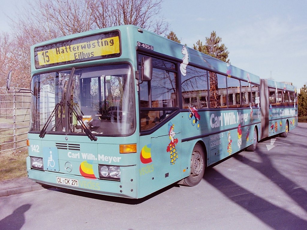 Wagen 142. Diese Aufnahme vom M�rz 1993 zeigt den Bus, nun mit der neuen Nummer 142, an der Endstation der verl�ngerten Linie 15. Seit kurzem wurden die Gelenkbusse nun nicht mehr ausschlie�lich auf der Linie 2, sondern zun�chst auch auf der Linie 15 als Eilbus eingesetzt.
