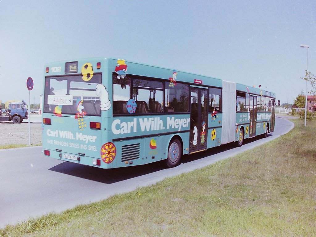 Wagen 142. Hier der Bus im Fr�hjahr 1992 im Park & Ride-Pendelverkehr zwischen Osthafen und Weser-Ems-Halle. Der Bus tr�gt zu dieser Zeit noch die Betriebsnummer 102.