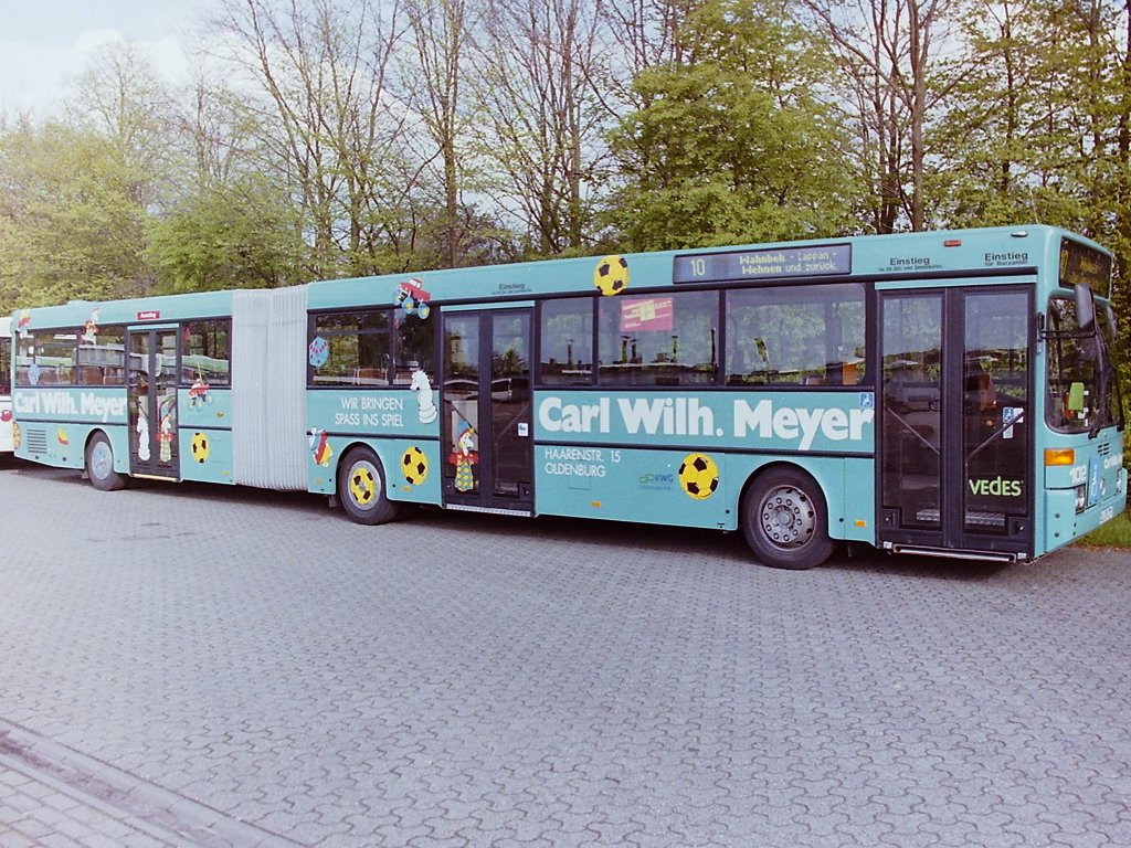 Wagen 142. Hier noch mal ein Blick auf die T�rseite des Busses. Das Fahrzeug geh�rte bereits zu den Bussen, die sp�ter mit einem gelben Kopf versehen wurden. Der Bus schied mit dieser Lackierung auch aus und ist zur Zeit noch in Nordenham im Dienst. Hier ein LINK dazu : http://www.student.uni-oldenburg.de/bjoern.kesting/bbol/IMG_6488.jpg .
