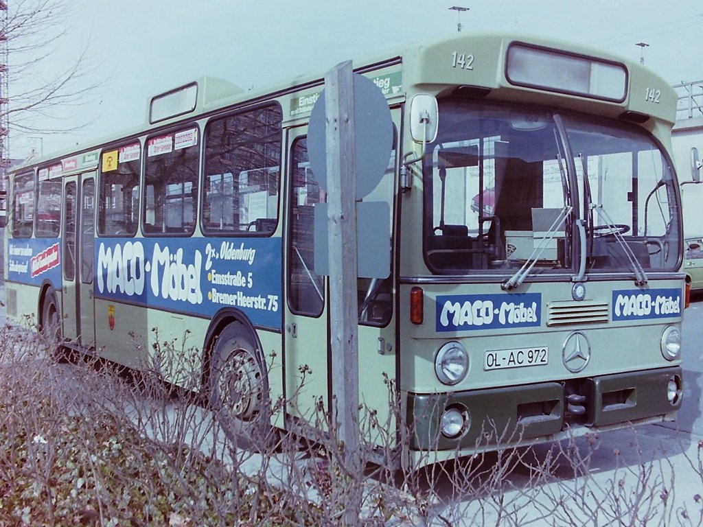 Wagen 142, OL-AC 972, EZ: 1974. Am 07.03.83 stand der Bus auf der Reserveposition im Bundesbahnweg. Der Wagen trug zu diesem Zeitpunkt seine zweite Werbung, nach KORNSPIEKER nun f�r MACO-M�BEL an der Emsstra�e.