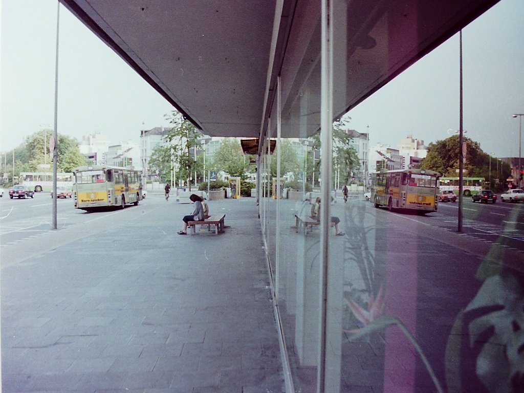Wagen 142, OL-AC 972, EZ: 1974. Diese Aufnahme vom 25.05.81, aufgenommen am Stadtmuseum West, ist das einzige Foto dieses Busses mit seiner ersten Werbung, dass ich besitze. Es entstand zu einer Zeit, als es mehr um das Experimentieren mit der Kamera ging, als um die Busse.