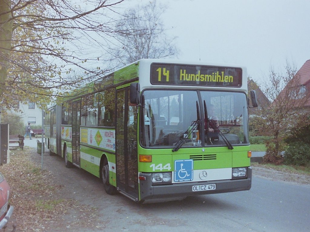 Wagen 144. Farbfilmnummer 200, Negativnummer 11, aufgenommen im Oktober 1993 ist dies die letzte Aufnahme, die ich im Rahmen meiner Dokumentation der Oldenburger Stadtlinienbusse gemacht habe. Es ist also an der Zeit Bilanz zu ziehen. Mehr als 12 Jahre lang war ich im Liniennetz der Stadt Oldenburg unterwegs um Bilder zu machen und Informationen zu sammeln. Jetzt im Oktober 1993 war pl�tzlich und f�r mich nicht wirklich erkl�rbar die Begeisterung f�r dieses Hobby zu Ende. Vielleicht hatte ich mich zu sehr entfernt, es fiel mir immer schwerer  dran zu bleiben  an den Neuigkeiten. Zudem hatte ich einen neuen Dienstort, war tags�ber nicht mehr in Oldenburg und die Ver�nderungen im Fuhrpark waren nicht mehr so augenscheinlich wie in den Jahren zuvor. Die Familie nahm immer mehr Platz ein, nicht zuletzt meine Tochter, die mittlerweile drei Jahre alt war, forderte immer mehr Aufmerksamkeit. Und so beschlo� ich mehr oder weniger, dass nun der Zeitpunkt erreicht war aufzuh�ren. Die Zulassung vier weiterer Gelenkbusse vom Typ O 405 G und vier weiterer Solowagen von Mercedes, Typ O 405 am 29.09. und 05.10.1993, hatte ich zwar zur Kenntnis genommen, aber der Drang diese Busse zu fotografieren war nicht mehr sp�rbar. Die Gelenkbusse erhielten �brigens die Betriebsnummern 147 bis 150. Den Solowagen wurden dem Baujahr entsprechend die Nummern 301 bis 304 zugeordnet. Damit endet jetzt, f�r mich schneller als erwartet, die Vorstellung der Oldenburger Busse aus den 70ern, 80ern und 90er Jahren. Insgesamt 179 Omnibusse, die in dieser Zeit im Einsatz waren habe ich hier vorgestellt. Den Einen mehr, den Anderen weniger. Zum Abschlu� m�chte ich noch einen R�ckblick vornehmen, sozusagen eine Zusammenfassung, in dem ich noch einmal die einzelnen Fahrzeugtypen beleuchten will. Ich bedanke mich schon an dieser Stelle f�r das Interesse und f�r die vielen Mails mit Informationen zu Fahrzeugen, die mir entfallen oder bislang unbekannt waren, f�r Hinweise auf Fehler, weitere Bilder und die Zustimmung die ich erhalten habe. Ich w�nsche noch weiterhin gute Unterhaltung. Ihr Heiko Beyer !