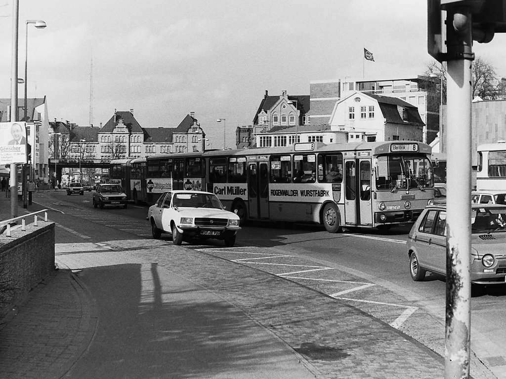 Wagen 144, OL-AC 974, EZ: 1975. Das Foto zeigt den Bus im Februar 1982, nachdem er die Haltestelle Stadtmuseum gerade verlassen hat. Dahinter sind Wagen 14 und 164. Der Gelenkbus 166 trug eine �hnliche Version der CARL M�LLER-Werbung. Er wurde im August 1981 durch den neu zugelassenen Gelenkbus 160 ersetzt. Allerdings mit roter Grundfarbe. Wagen 144 wurde sp�ter dieser Lackierung angepasst.