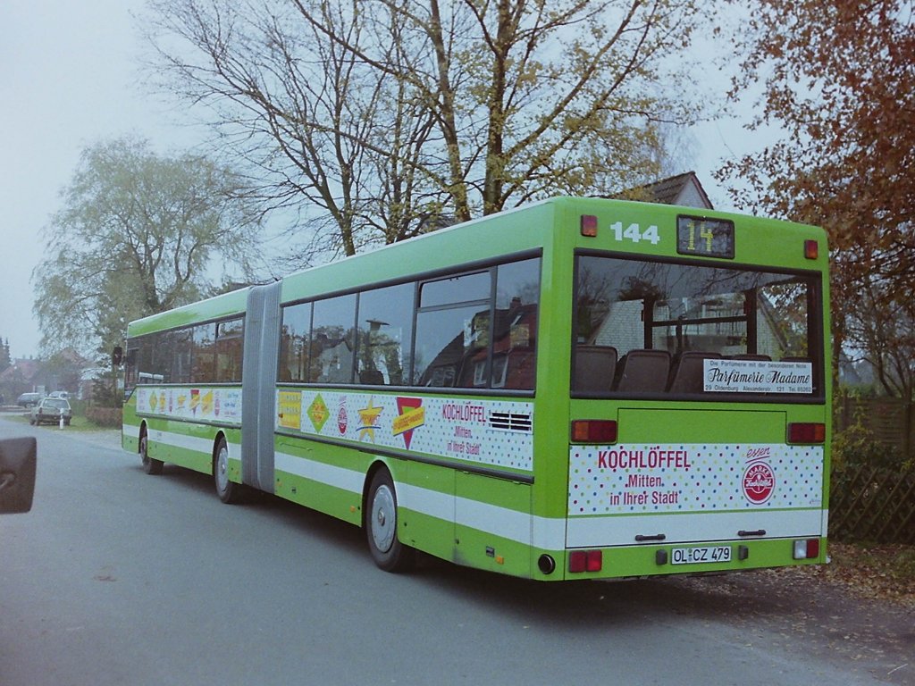 Wagen 144, OL-CZ 479, EZ: 26.03.1993, WDB35720013072243. Ebenfalls f�r ein neues Gesch�ft ging Wagen 144 auf Linie und warb nun f�r die Restaurantkette KOCHL�FFEL. Die beiden Aufnahmen entstanden an der neuen Endstation der Linie 14. Sie hie� zwar immer noch OFENERDIEK und die Linie endete auch weiterhin in der Stra�e Am Strehl, die Endstelle lag aber nun nicht mehr in H�he der ehemaligen Strehlsch�nke, sondern zwischen Neus�dender Weg und Ofenerdieker Stra�e.