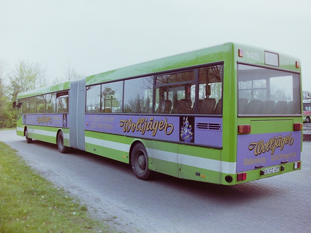 Wagen 145. Hier der Bus noch einmal aus der gegen�berliegenden Perspektive. Der Gelenkbus wurde sp�ter umlackiert und erhielt eine Vollwerbung f�r die GELBEN SEITEN. Der folgende LINK zeigt den Bus nach seinem Ausscheiden im Einsatz in Cloppenburg : http://www.student.uni-oldenburg.de/bjoern.kesting/fzl/vwg/kuper130.jpg
 .