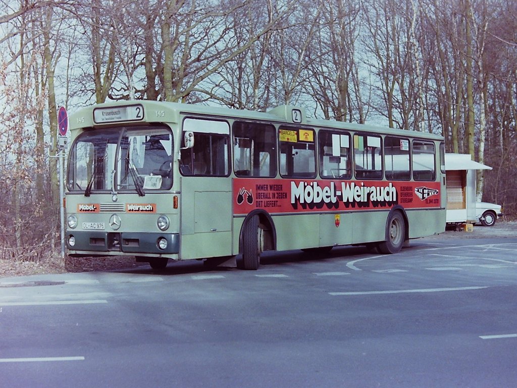 Wagen 145, OL-AC 975, EZ: 1975. Der Bus war, nach Wagen 112, der zweite V�V SL I-Bus mit WEIRAUCH-Werbung. Bei dieser Urform des Design war unter dem letzten Fenster noch stilisiert das Firmengeb�ude abgebildet. Auf den n�chsten Wagen verzichtete man darauf. Der aufmerksame Besucher dieser Seiten wird auch feststellen, dass die  z�hlenden H�nde  mal schwarz und mal wei� ausgef�llt sind. Dieses Bild, auf dem der Bus die Frontwerbung noch  einzeilig  tr�gt entstand am 07.03.83 an der Endstation FLUGHAFEN. Sp�ter wurde auch die Frontwerbung den anderen Bussen mit WEIRAUCH-Werbung angepasst.