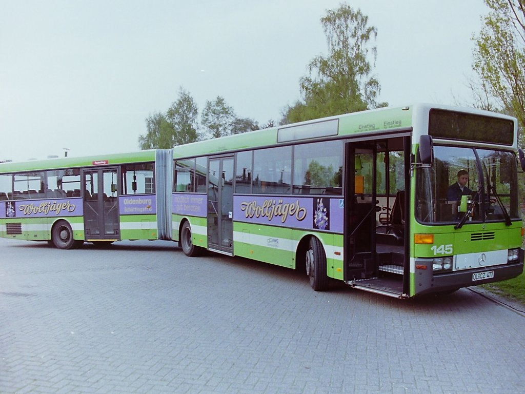 Wagen 145, OL-CZ 477, EZ: 26.03.1993, WDB35720013072439. Anfang Mai entstanden die folgenden Aufnahmen von Wagen 145, hier von Hans-Joachim Luckau auf dem Betriebshof in Position gefahren. Das Modehaus WOLLJ�GER hatte bisher nicht auf den Oldenburger Bussen geworben.